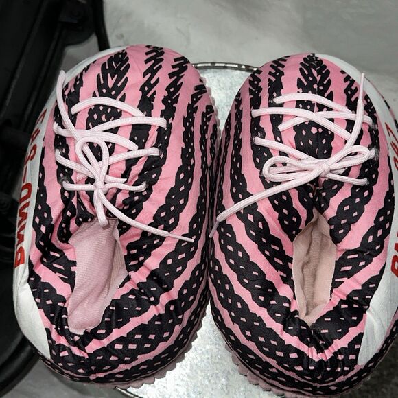 Designer Style Ultra Plush & Comfy Sneaker Slipper Unisex Fit To 11.5 Brand New. - Picture 1 of 6